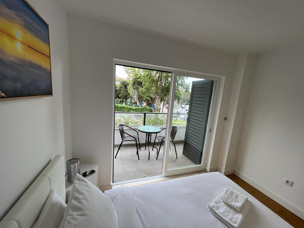 Oieras Beach Suite 2 - Large Double Room With En-Suite Bathroom And Balcony Oeiras Exterior photo